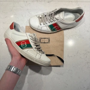 Gucci Ace skor - Gucci Ace | storlek - 42. Bra skick. Självklart äkta. Ingår: Dustbag. Pris: 1200kr. Fraktas samma dag som köpet sker ✈️