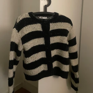 Kofta - Marinblå randig kofta från Zara. Mycket fint skick