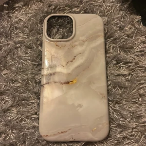 Marmormönstrat mobilskal - Snyggt mobilskal med marmormönster i vita och beige toner. Skalet har en slät yta och är designat för att skydda din telefon med stil. Perfekt för dig som vill ha en elegant look på mobilen.