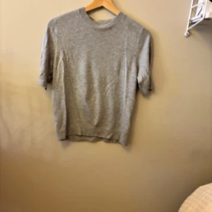 Grå tröja från 157 - En super fin och basic ”stickad” t-shirt från lager 157 i storlek S🩶Den är aldrig använd och i jättebra skick. Säljer för att den aldrig kommer till användning💘 Skriv för bilder, pris m.m.