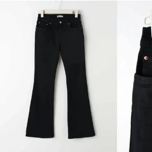 Svarta bootcut jeans - Snygga svarta bootcut jeans från ginatricot🫶🏻har två hål i insidan av midjan som inte syns utanpå!