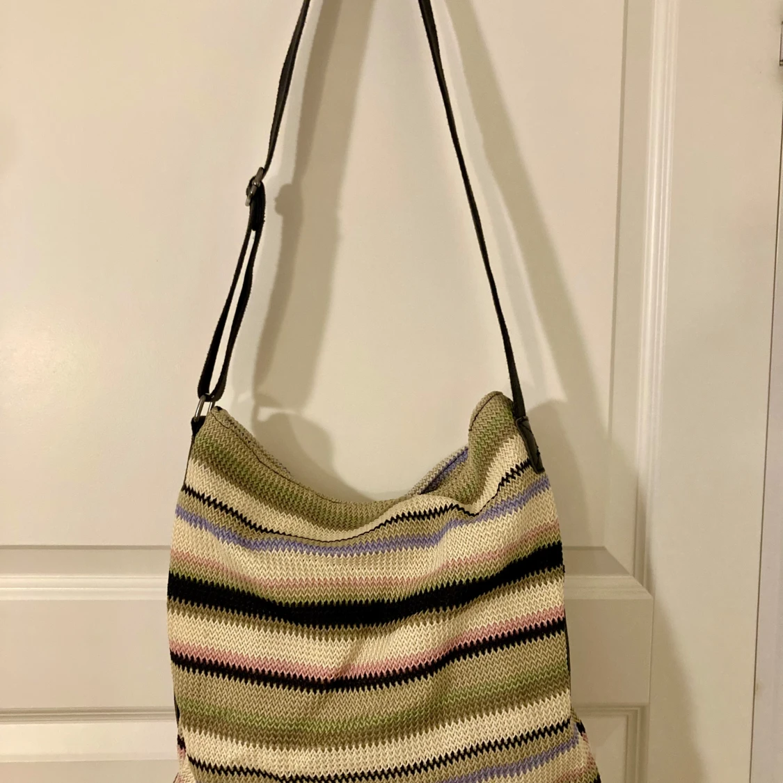 Randig axelväska i stickat material (Ceannis)