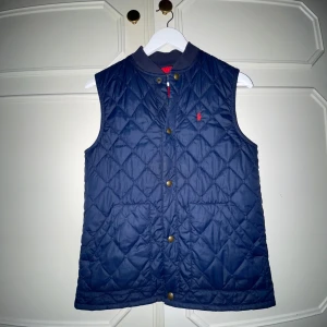 Ralph lauren väst som inte går att köpa längre. - Säljer en snygg Ralph Lauren väst som är snygg och skön.Den har inga skador alls,Pris kan diskuteras!