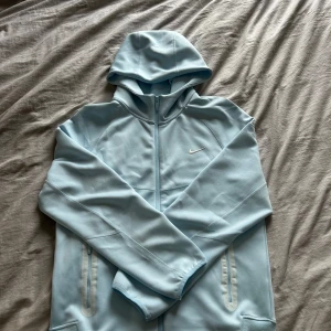 Nike nocta hoodie - Storlek small, men ganska stor i storleken, väldigt fin blå färg som syns på andra bilden. Kan fraktas