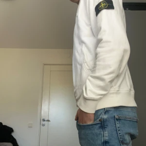 Vit hoodie från Stone Island - Dm för kvitto! Säljer en stilren vit hoodie från Stone Island. Passar M