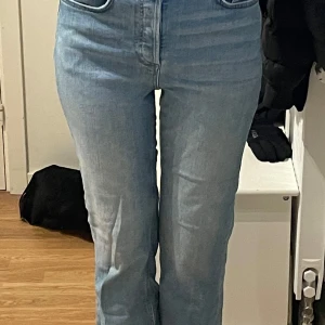 Blå jeans från Zara - Snygga blå jeans från Zara med hög midja och en klassisk straight fit. Perfekta för en avslappnad stil. Tillverkade i Turkiet med en bekväm passform.