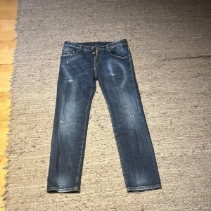 Blå jeans från Dsquared2 - Snygga blå jeans från Dsquared2 med en cool slitningseffekt. Skriv vid intresse