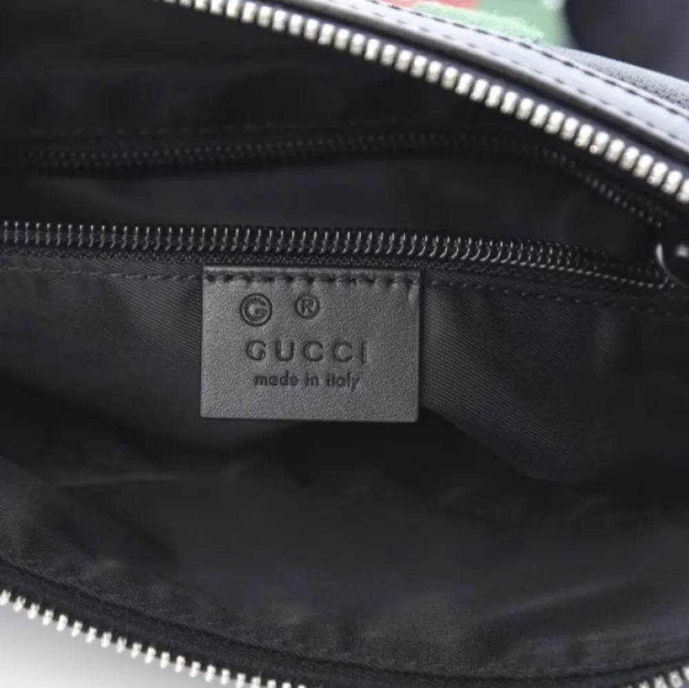 Snygg svart axelväska från Gucci med det ikoniska gröna och röda bandet i mitten. Väskan har en justerbar axelrem och en dragkedja upptill. Perfekt för att bära dina nödvändigheter med stil. Seljer då de inte är min stil längre och priset kan diskuteras 😁SPAR SAMT ANVÄND. Laukut & Käsilaukut.