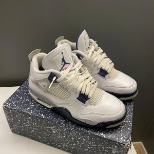 Nike Air Jordans i vit och blå - Jordan 4 midnight navy. 1779 kr i bra skick. Skorna finns på åland så att dom måste fraktas om någon vill köp
