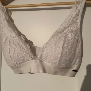 Vit spets bralette från Holly & Whyte - Säljer en vacker vit spets bralette från Holly & Whyte. Den har en elegant spetsdesign och bred resår under bysten för extra komfort. Storlek S. Justerbara band🎀⭐️