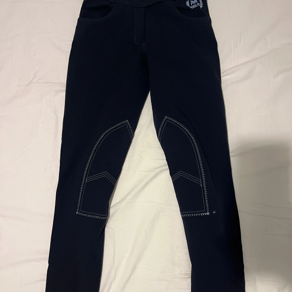 Svarta ridbyxor med kontrastsömmar