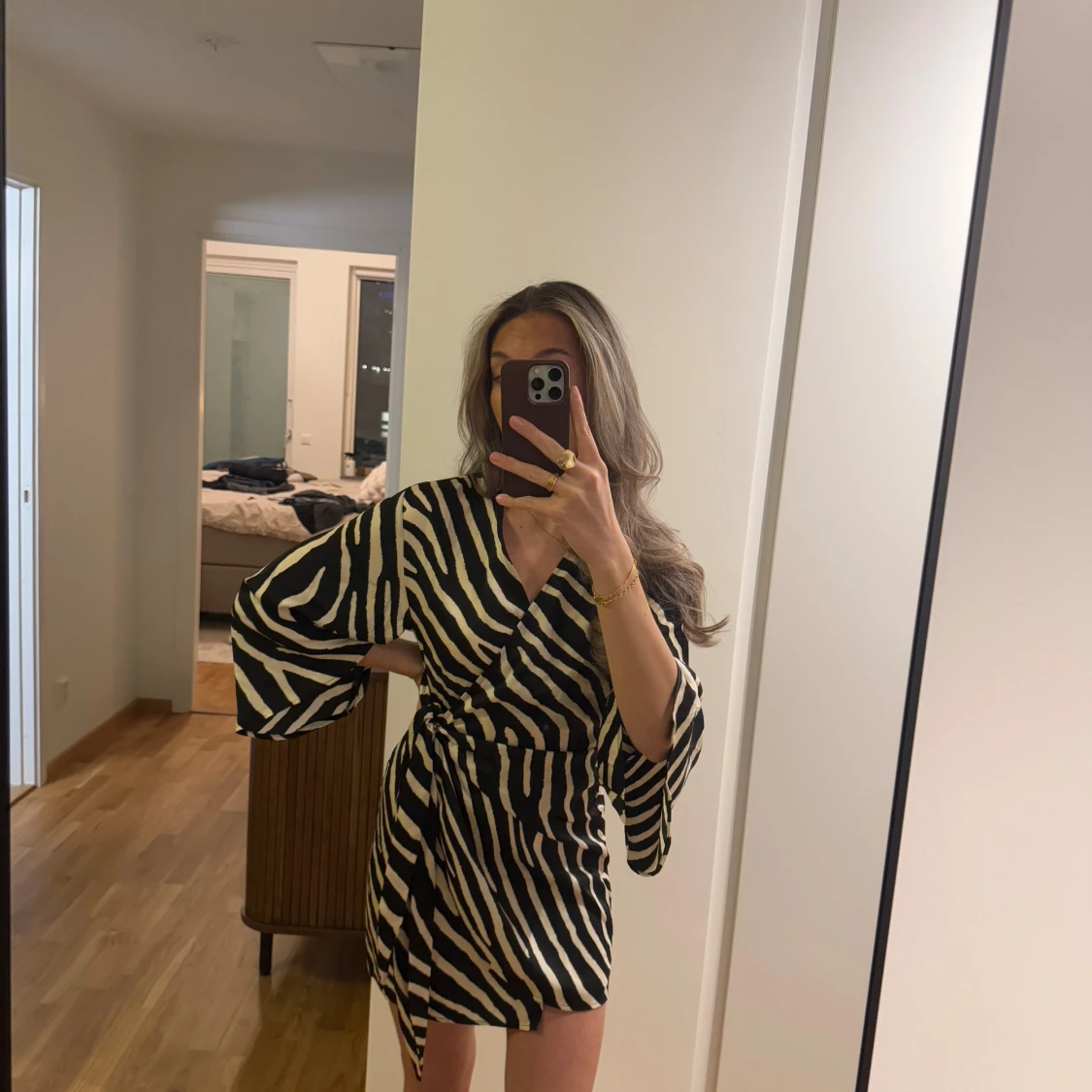 Zebramönstrad omlottklänning i satin