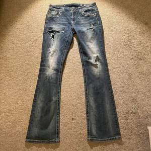 Vintage miss me jeans med hål - Snygga blå miss me jeans med hål och coola fickor, säljer för dom är för stora. Storlek 30, midja 39cm, innerbenslängd 87cm. Skriv vid frågor och om du vill se mer bilder❤️ pris går att diskutera