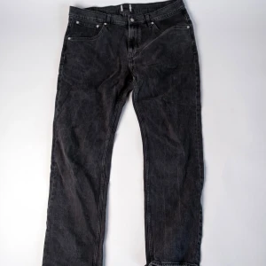 Svarta jeansbyxor  - Svarta second hand-jeans Säljer ett par snygga svarta jeans i bra skick. Perfekt för dig som vill ha en tidlös och lättmatchad byxa! Byxorna är second hand som vi har fräschat upp och säljer för ett billigare pris!  📏 Storlek: W38, L34  📌 Skick: Bra skick   💡 Passform: Baggy och straight leg