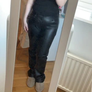 Svarta skinnbyxor - Säljer ett par svarta utsvängda skinnbyxor i storlek 38 från bikbok. Dem är för långa för mig som är 155 cm och har därför aldrig kommit till användning så dem är i mycket bra skick.