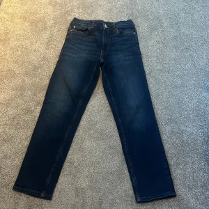 Mörkblå jeansbyxor - Snygga mörkblå jeansbyxor med klassisk femficksdesign och knappgylf. Perfekta för en avslappnad stil. Passar till det mesta och ger en tidlös. Har ni någon fråga eller undrar något är det bara att skriva. Pris går att diskutera! MVH Jacob 