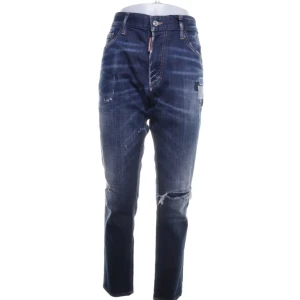 Blå jeans dsquared2 - Snygga blå jeans med slitningar och en cool, avslappnad look. De har en knapp och dragkedja framtill samt en klassisk femficksdesign. Perfekta för en trendig vardagsstil.