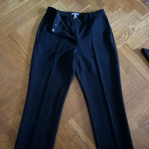  kostymbyxor H&M högmidjade  - Eleganta mörkblå kostymbyxor😍.