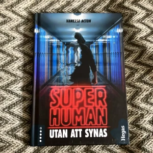 Super Human: Utan att synas - Spännande sci-fi-bok om tonåringar som upptäcker superkrafter. Perfekt för unga läsare som gillar äventyr och mystik. Del av serien Superhuman.