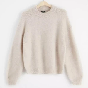 Beige mohair stickad tröja - Beige stickad tröja i mohair ull! Nyskick och helt slutsåld❤️ köptes för 800kr❤️