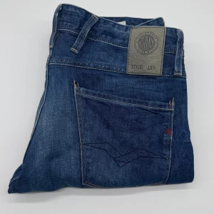 REPLAY ANBASS JEANS  - - Replay anbass jeans - Slim fit passform - Storlek W30/L32 - Nypris runt 1800kr -  Deluxecloset