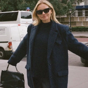 Oversized blazer i ullblandning  - En jättefin mörkblå oversiezed blazer från Nakd!! Köpt för ungefär 2 årsedan, men sällan använd. Väldigt mysig o varm blazer som passar till allt. Nypris : 899kr