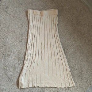 Beige ribbad kjol - Snygg beige långkjol med ribbad design. Jättemysig och perfekt för sommarkvällar. Knappt använd! ❤️ storlek s men passar också xs!