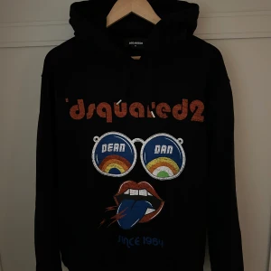 Dsquared2 tröja - Säljer en supercool unik hoodie från Dsquared2. Tröjan köptes på farfetch för ett tag sen och det finns inget kvitto kvar. Den är i mycket bra skick och har endast används ett fåtal gånger. Skriv för intresse! 
