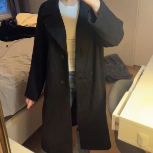 Svart kappa från NA-KD - Kappa från nakd inte defekter 