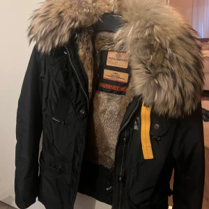 Parajumper jacka köpt i Nk - En väldigt fin och näst in till ny jacka som är använd ett fåtal gånger. (äkta)