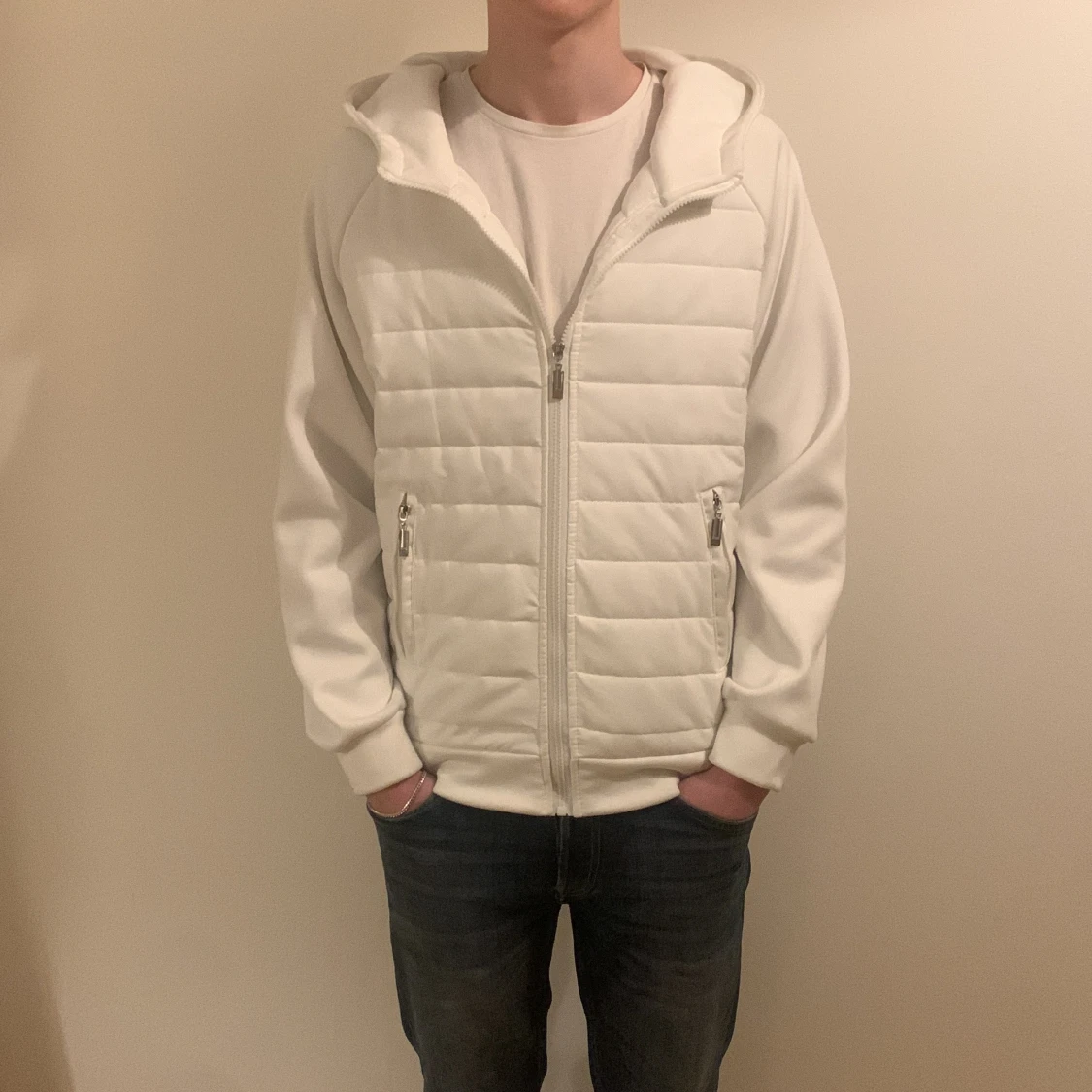Vit quiltad jacka med luva