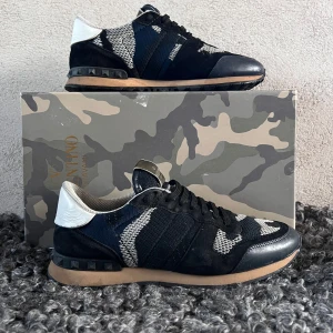 Valentino Rockrunners - Valentino Rockrunners med svart grå kamouflage || Strlk 41 || Riktigt bra skick || Låda och dustbag medföljer || Tveka inte att höra av dig vid frågor!🙌🏼🙌🏼