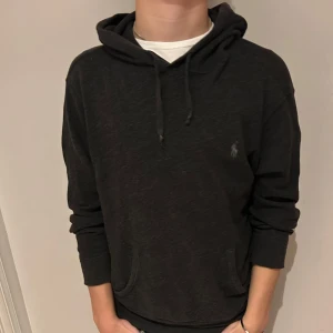 Ralf Laurent hoodie svart - Snygg Ralf Laurent hoodie, modellen är 185 o väger 73kg