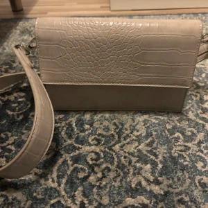 Beige axelremsväska - Beige axelremsväska från Zalando