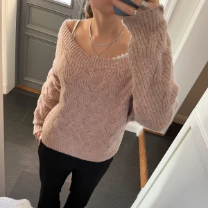 Rosa stickad tröja  - Rosa stickad tröja från Even & Odd. Kan inte hitta storlek men skulle säga S/M. Fint skick förutom att den är lute nopprig (sista bilden). Använd gärna köp nu!