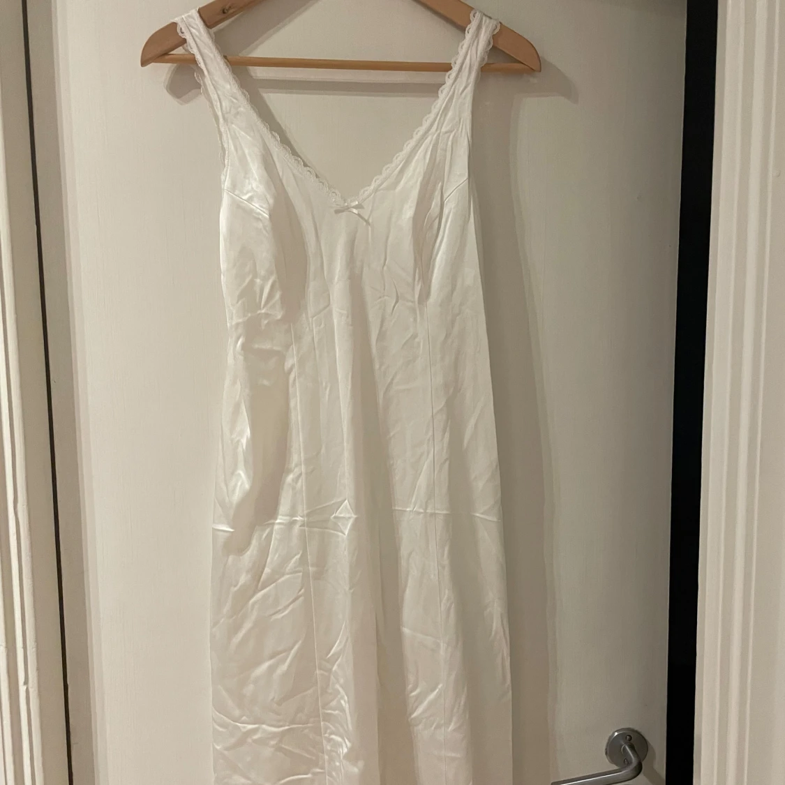 Vit långklänning med spetsdetaljer - 90