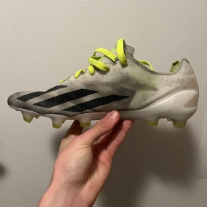 Adidas x crazyfast fotbollsskor - .Hallå, säljer dessa sköna skor i storleken 41 1/3  Säljs pga inte min skotyp, inget söndrigt mycket liv i dubbarna.  Fast pris