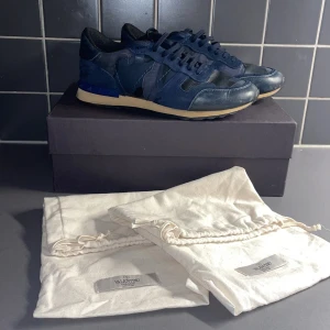 Valentino rockrunners  - Säljer dessa feta rockrunners i väldigt bra skick för endast 2199kr färgen är mörkblå, allt og tillkommer: box och dustbag! pris kan diskuteras vid snabb affär! Mvh luxury 