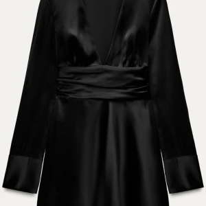 Svart sidenklänning från Zara  - Elegant svart klänning i siden med djup v-ringning och långa ärmar. Nyköpt med lappar kvar, men satt tyvärr inte som jag ville!