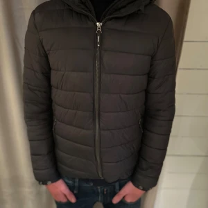 Superdry jacka - Säljer denna riktigt schyssta superdry jacka i strl M. Perfekt nu för lite kallare dagar, för mer info skriv🤩