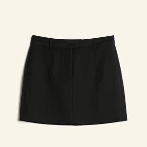 Svart minikjol - Snygg svart kortkjol från BikBok, köpt för 299! Den är i kostym material💕 Använd få gånger och säljer för den är för liten