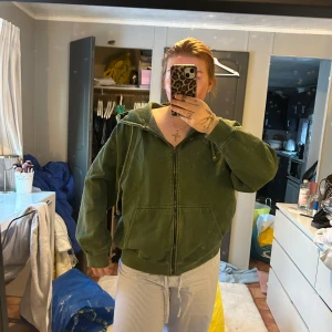 Grön huvtröja från Pull&Bear - Säljer en grön huvtröja från Pull&Bear. Storlek S men oversize. Använd många gånger. 