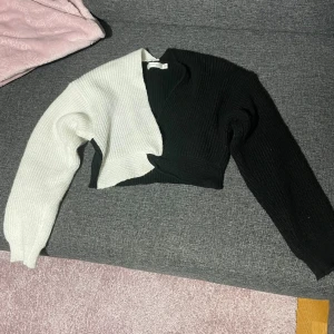 Stickad tröja  - En stickad mag tröja. Storlek M/L står det men mer som S. Använd få gånger så i fint skick.