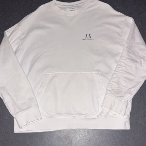 Armani sweatshirt - - aldrig använd - inga skador - inga fläckar eller märken - Storlek M men passar S också. tveka inte på att skriva vid frågor eller funderingar👊🏼 ‼️gör också meetups‼️