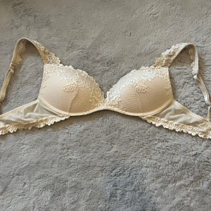 Intimissimi bh - Beige bh med spetsdetaljer från Intimissimi . Superbra skick förutom att lappen är lite sliten!🥰Säljer en annan bh från Intimissimi också!