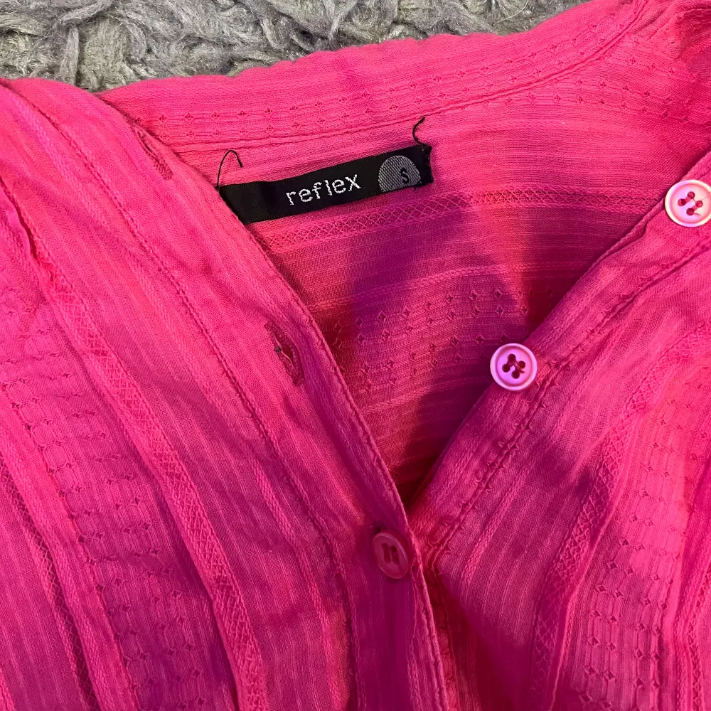 Snygga rosa skjorta. Om du har frågor, vänligen kontakta mig på engelska. 🥰🥰. Puserot.