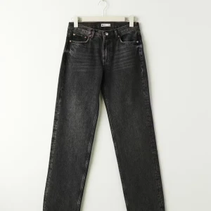 Svarta jeansbyxor - SVarta lågmidjade straight tall jeans ifrån Gina. Superfina men lite korta på mig som är 176 cm lång