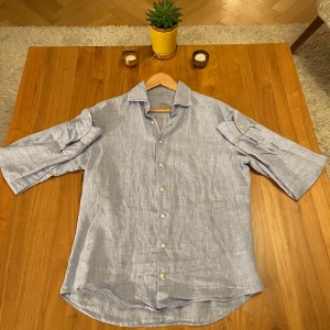 La chemise skjorta - Väldigt fin linneskjorta från det fina märket La Chemise i storlek 40. Den är väl bevaren och har bara använts en sommar. Skjortan har inget slitage och är därför som ny! Den är köpt på deras egna butik vid stureplan för 899. Vid fler funderingar är det bara att skriva!☺️