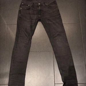 Svarta Nudie Jeans - Säljer ett par snygga svarta nudie jeans. Färgen är black treats och passformen thight terry. Skriv vid minsta fundering👍(Nypris 1800kr)