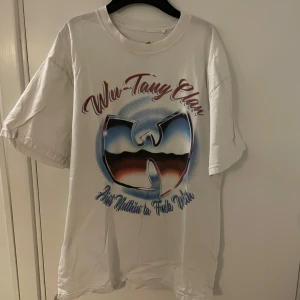 Wu-Tang Clan t-shirt  -  Vit Wu-Tang Clan t-shirt från Carling. Sälj pga ingen användning. Stor i storlek då den är oversized. Priser är ej hugget i sten💸. Hör gärna av er vid frågor?